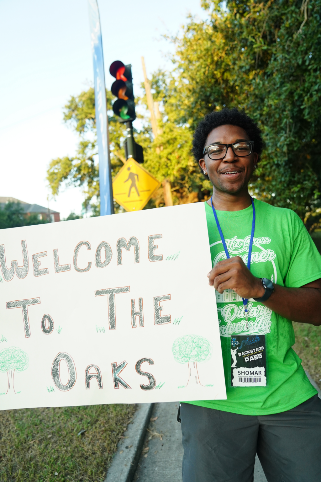 homar Michael '26 Holds Sign Welcoming the Incoming Students